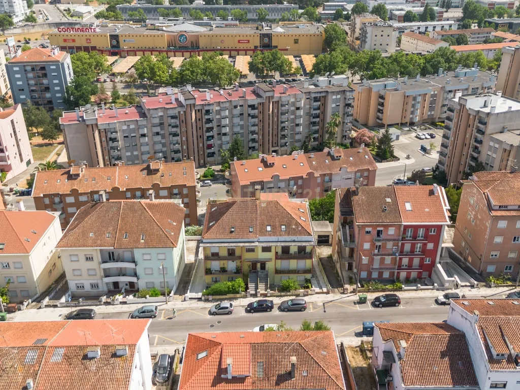 Apartamento T3+1 com logradouro e estacionamento privativos e sótão independente rentabilizado – Bairro Norton de Matos - Coimbra - Image 47
