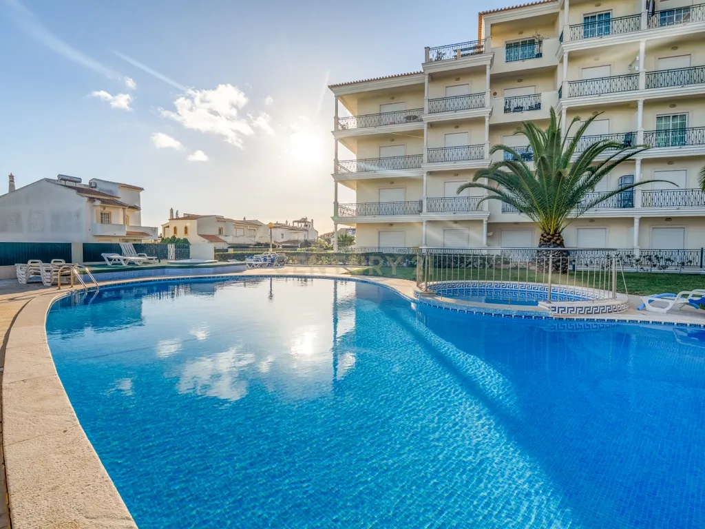 Apartamento T3 com Vista Mar, Piscina e Estacionamento – Edifício Belo Horizonte | Correeira, Albufeira - Image 1