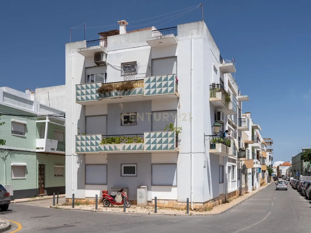 NÃO PERCA ESTA GRANDE OPORTUNIDADE! FANTÁSTICO APARTAMENTO T2 ESPAÇOSO TOTALMENTE REMODELADO MUITO BEM LOCALIZADO PRÓXIMO DE TODAS AS COMODIDADES E SERVIÇOS NO CENTRO DE PORTIMÃO E A POUCOS MINUTOS DAS PRAIAS! - Image 2