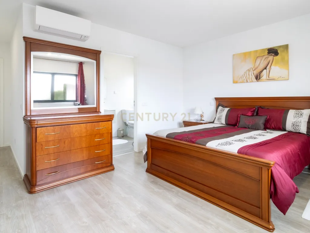 Excelente Moradia T3 Térrea SEMI-NOVA em Alcobaça com Jardim e garagem - Image 10