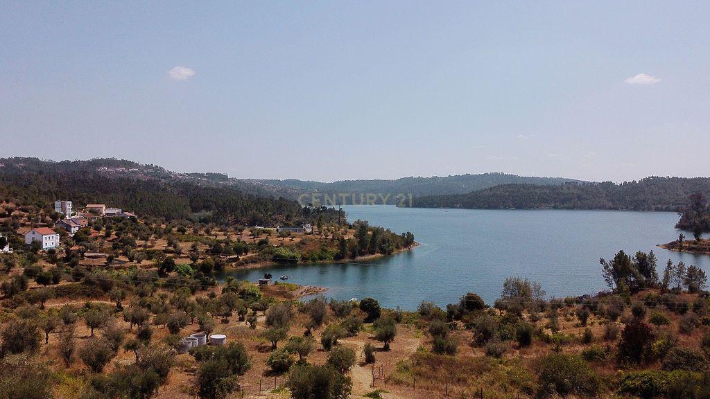 Fotografia 5 de MORADIA TRADICIONAL COM ACESSO PRIVATIVO À BARRAGEM DE CASTELO DE BODE