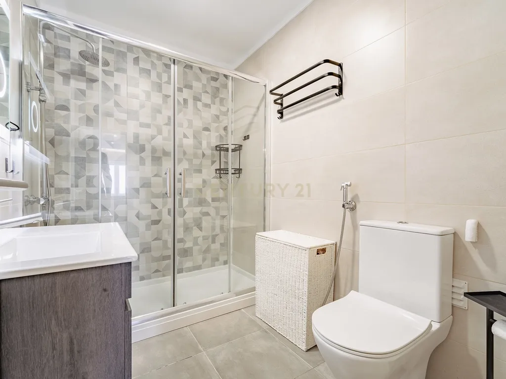 Apartamento T2 Remodelado na Torre da Marinha - Image 21