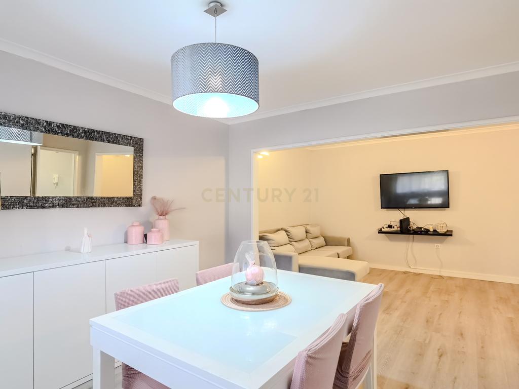 Apartamento T2, de 2 frentes, localizado em Rio Tinto, com Sótão e Garagem Box - Image 1