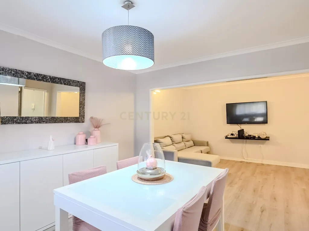 Apartamento T2, de 2 frentes, localizado em Rio Tinto, com Sótão e Garagem Box - Image 1