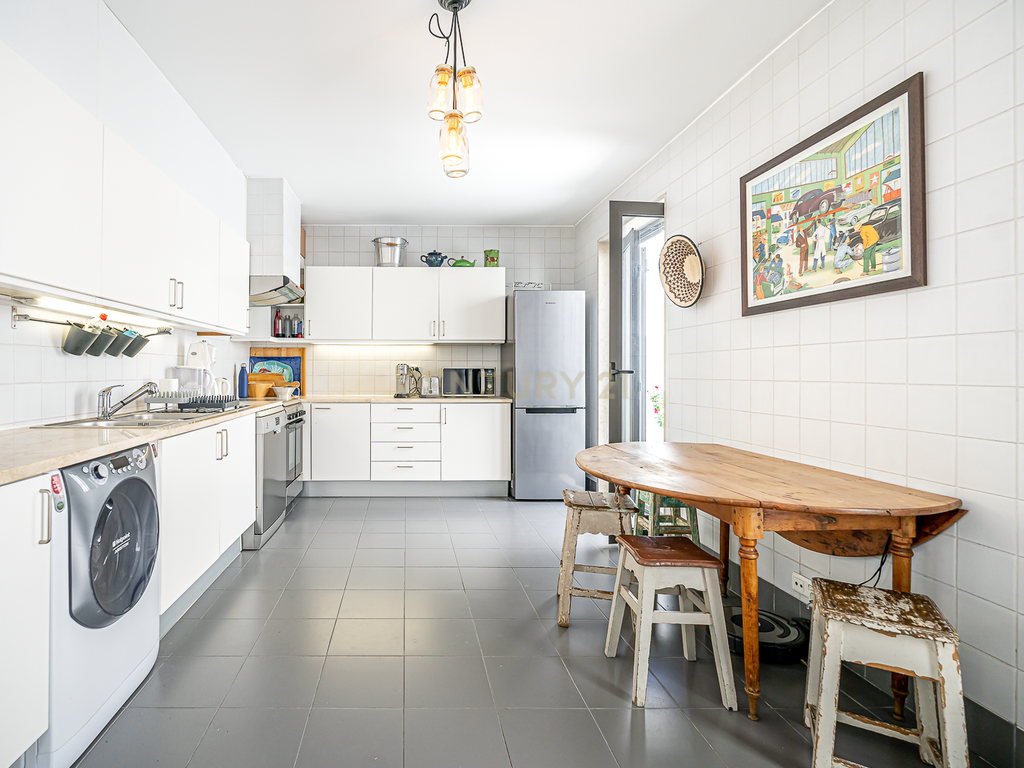 Apartamento T3 com terraço, garagem e elevador na Rua do Benformoso, em Lisboa - Image 12