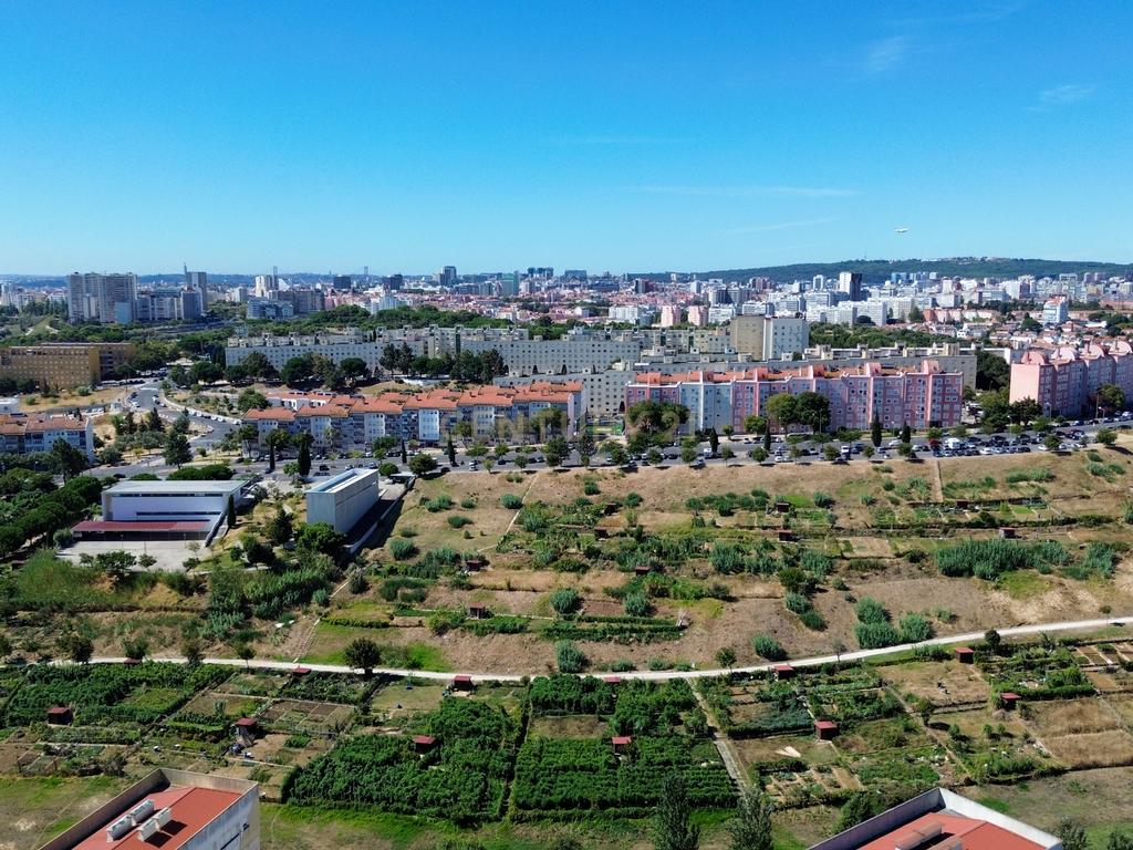 T3 com 73m² | 4º andar com elevador | Para remodelar em Lisboa - Image 24