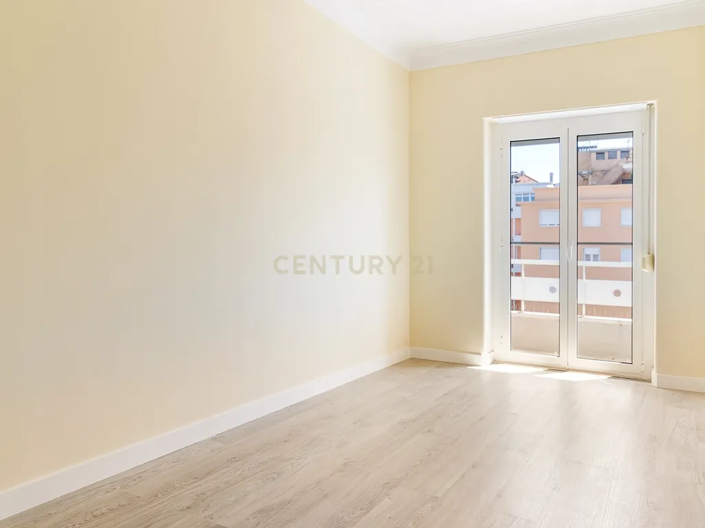 Apartamento T3 renovado na Avenida de Roma, Alvalade, Lisboa. Para Arrendar! - Image 4
