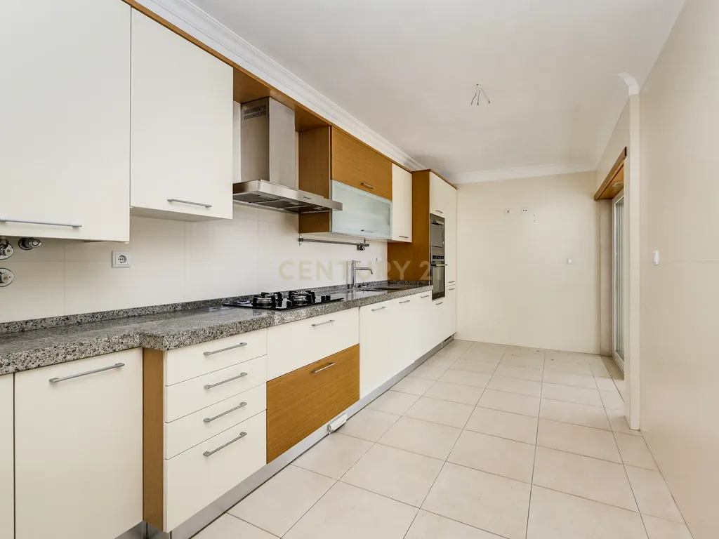 Apartamento T3 na Serra das Brancas, com box de 67m2 e arrecadação. - Image 9