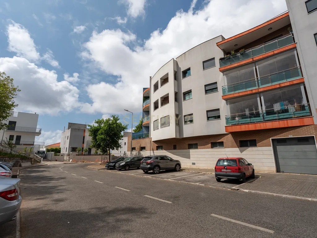 Apartamento de tipologia T3, com 2 varandas, 2 WC e box para 4 viaturas, situado no Jardim da Amoreira - Ramada em Odivelas. - Image 59