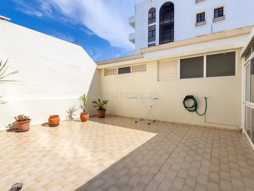 T3 com Terraço Privativo no Centro de Faro - Image 2