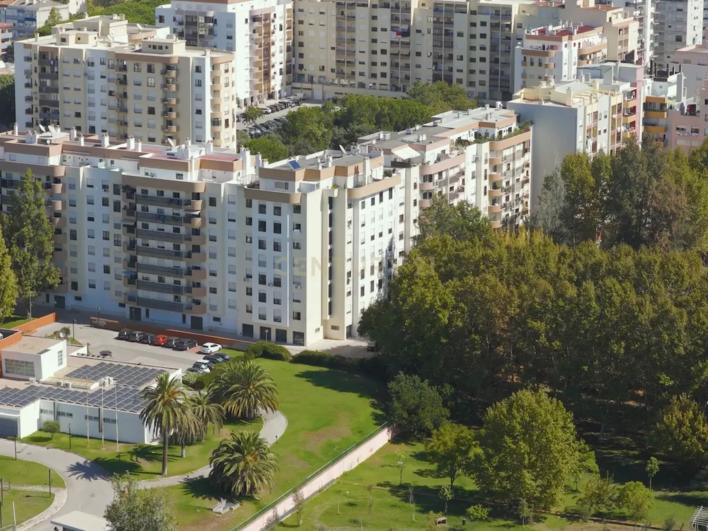 T4 com Vista sobre o Jardim de Vanicelos e Serra da Arrábida - Image 43