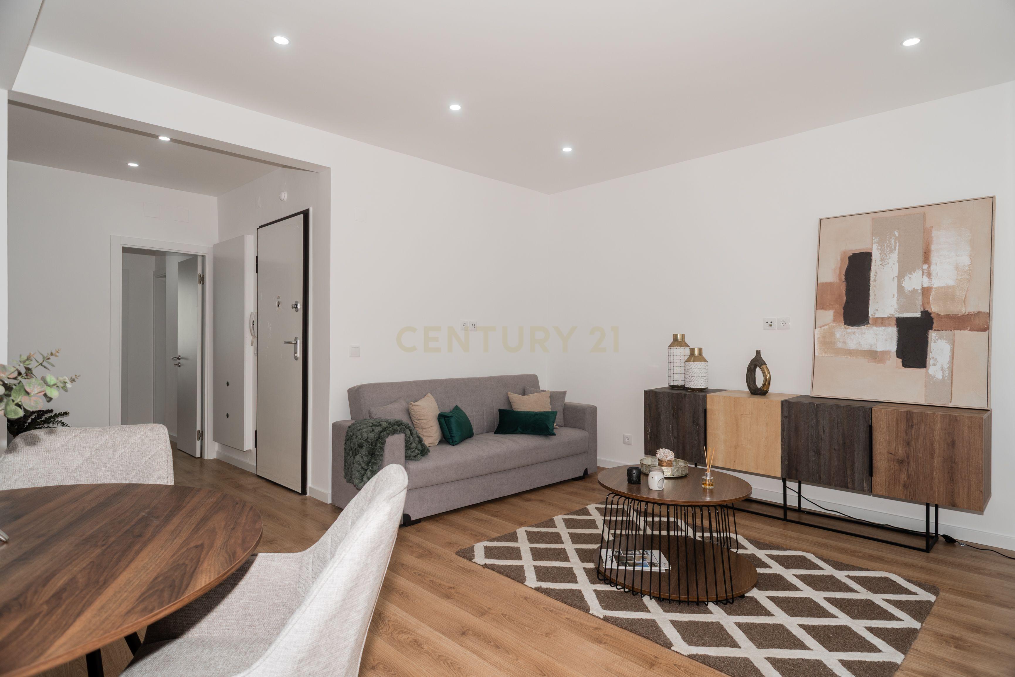 Fotografia 3 de T3 Totalmente Remodelado e Mobilado com Varanda e Terraço Privativo | Arroios / Alameda