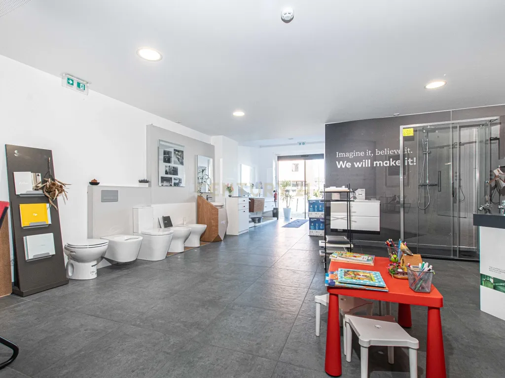 Loja em Campolide, Lisboa - 160m² - Image 1