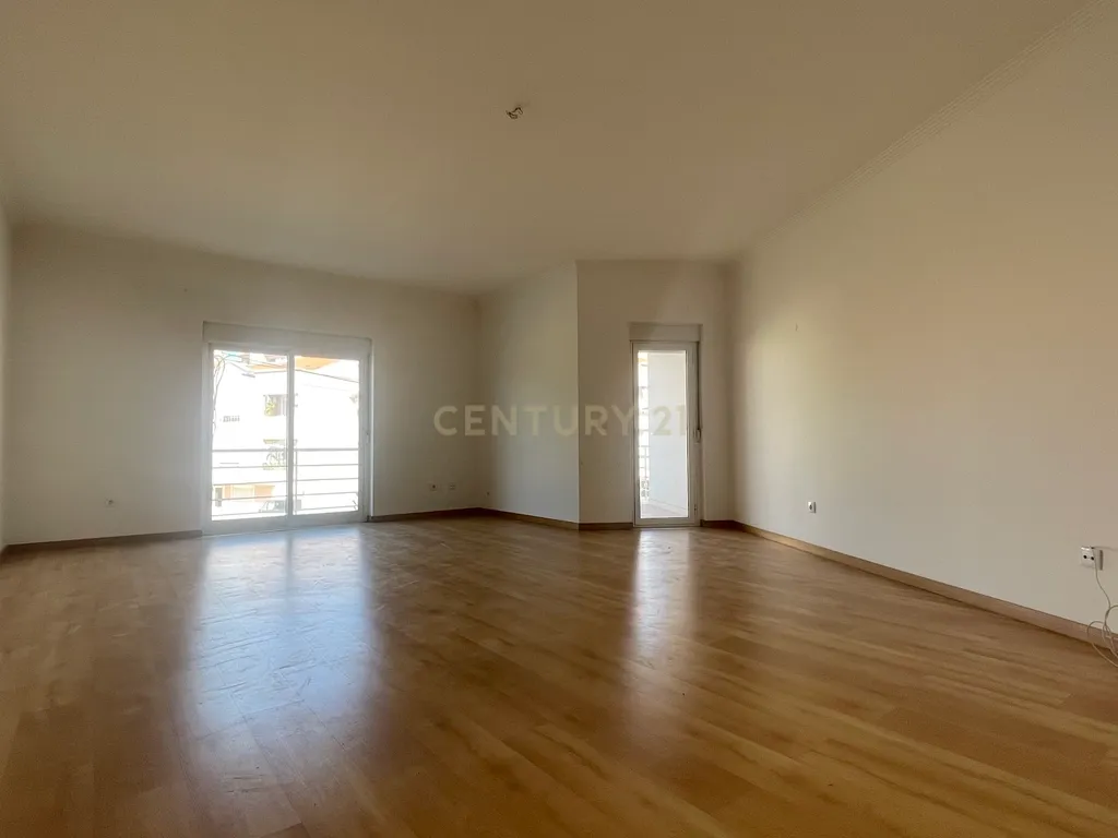 Apartamento T3, com Varandas e 3 Lugares de estacionamento, no Pinhal Novo - Image 2