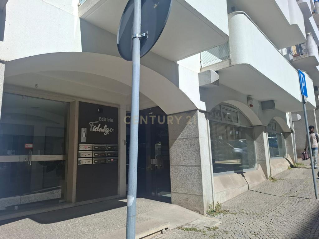 Arrenda-se Cave com 515m² e rampa de acesso – ideal para oficinas ou negócios – Portalegre - Image 1