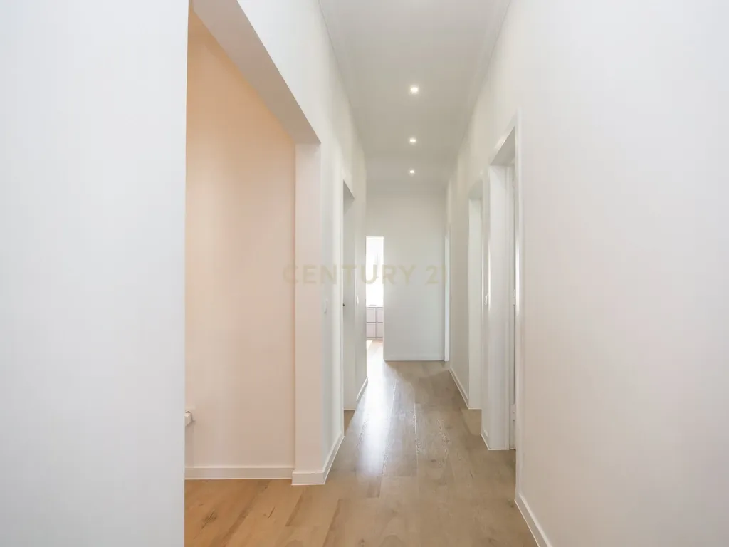Elegância e História: T4 Remodelado com Grande Logradouro Privativo no Bairro Salgado - Image 9