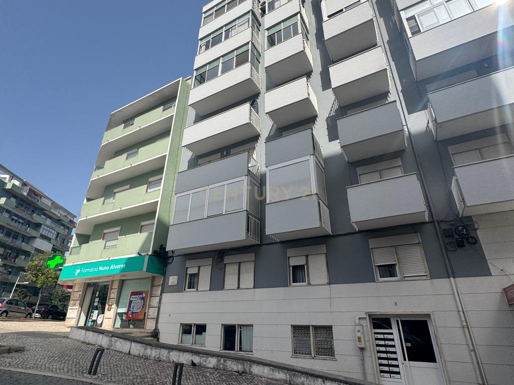 Apartamento T4 em Almada em frente ao metro de superfície! - Image 28