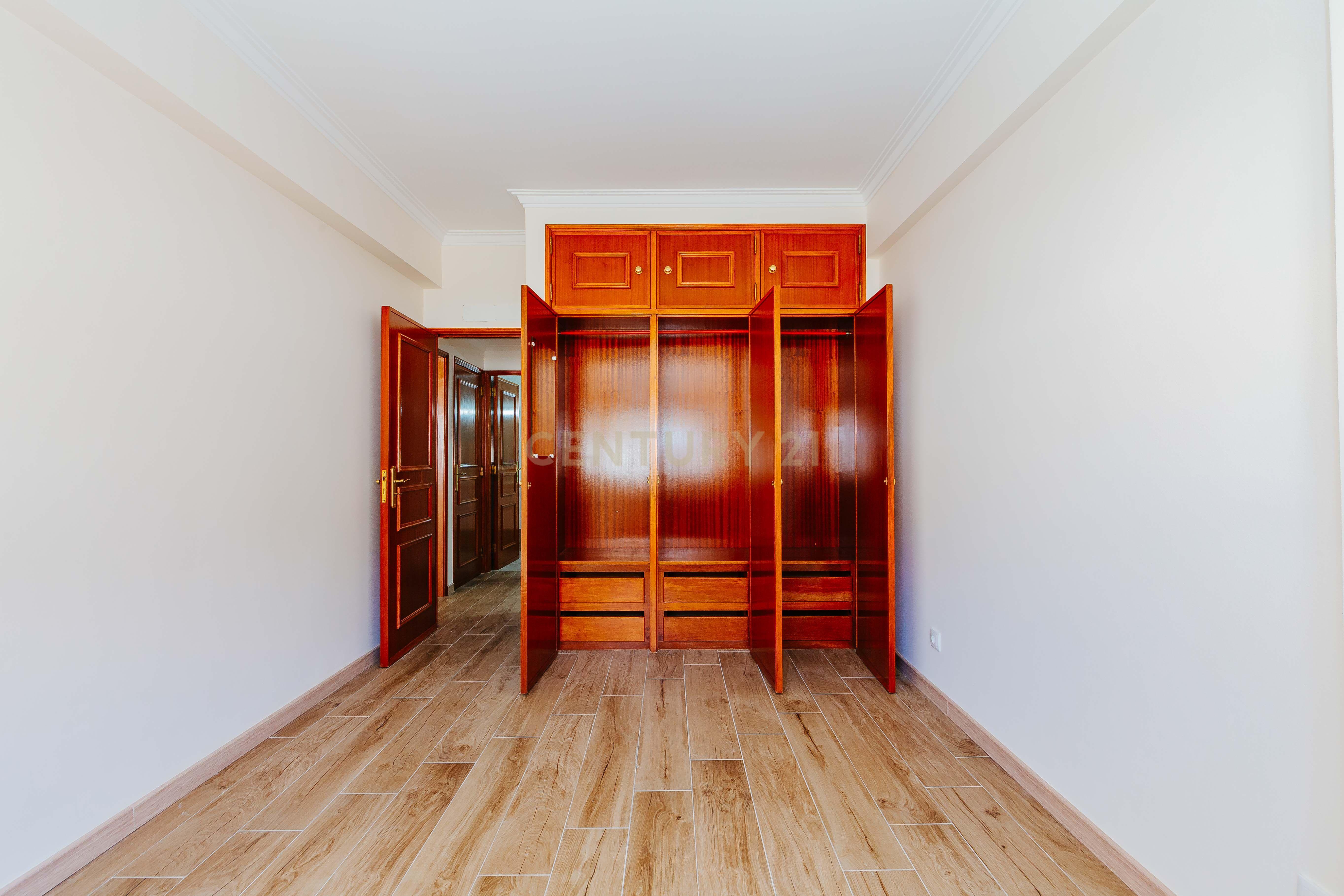 Apartamento T3 Renovado com Vista Rio em Santa Apolónia – Viva no Coração de Lisboa - Image 43