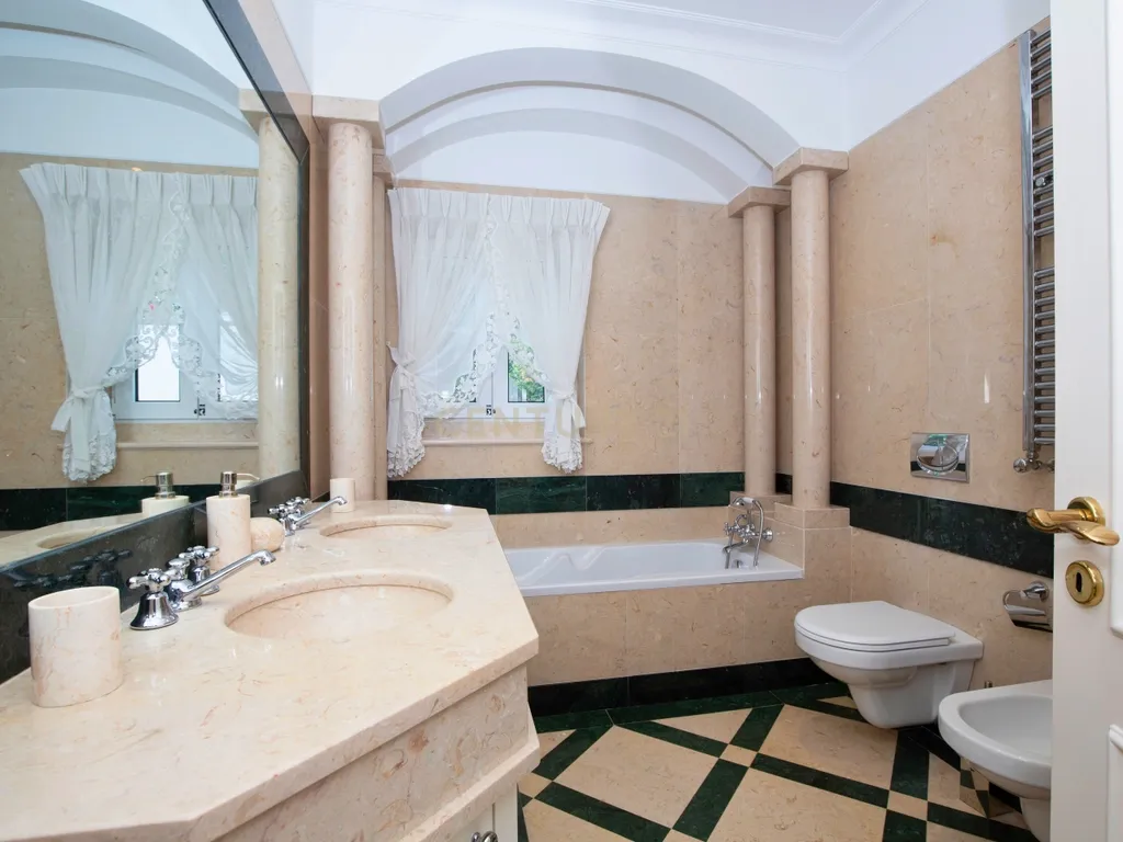 Moradia T7 com Piscina em Alcabideche- Cascais - Image 26