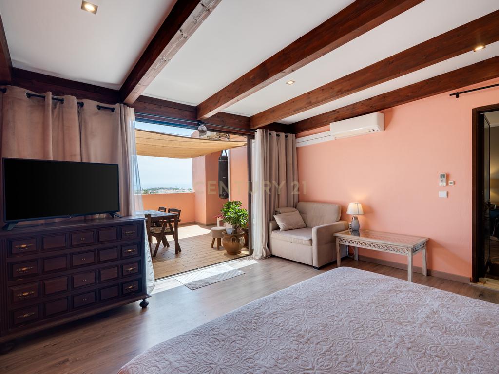 Apartamento com piscina, elevador e vista mar, no centro de Albufeira - Image 9