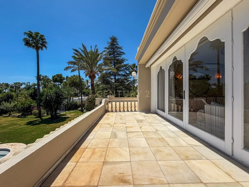 Elegância Andaluza Intemporal no Coração de El Paraíso, Estepona - Image 29