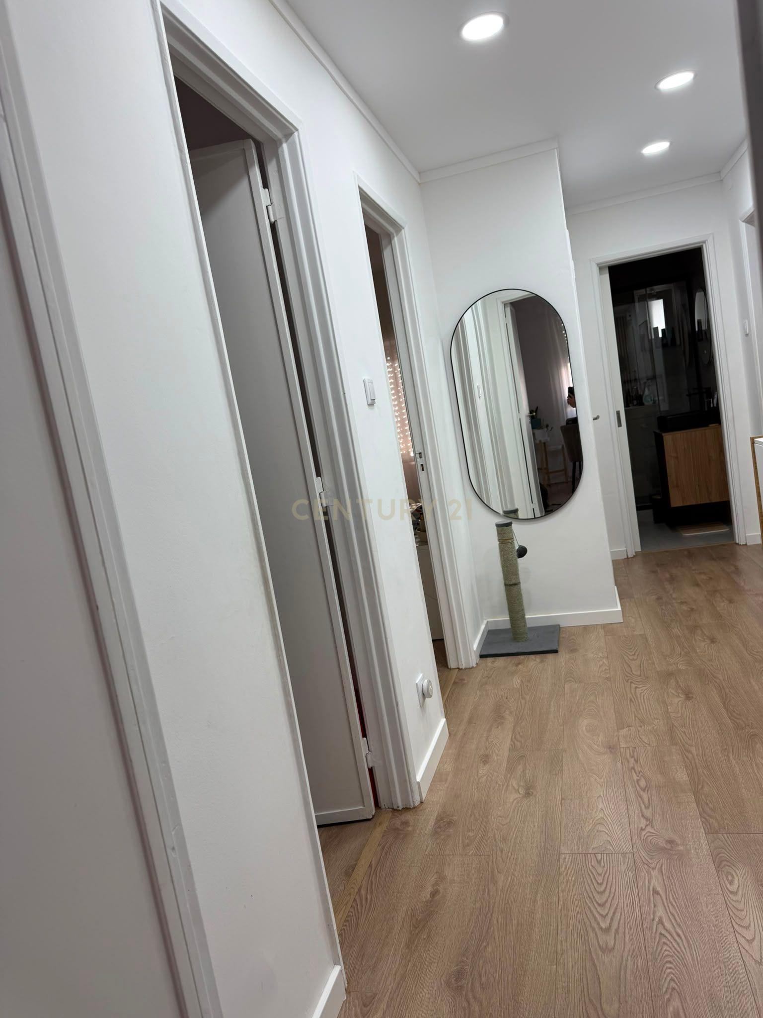 Fotografia 3 de Apartamento T2 Remodelado – Massamá | Chafariz
