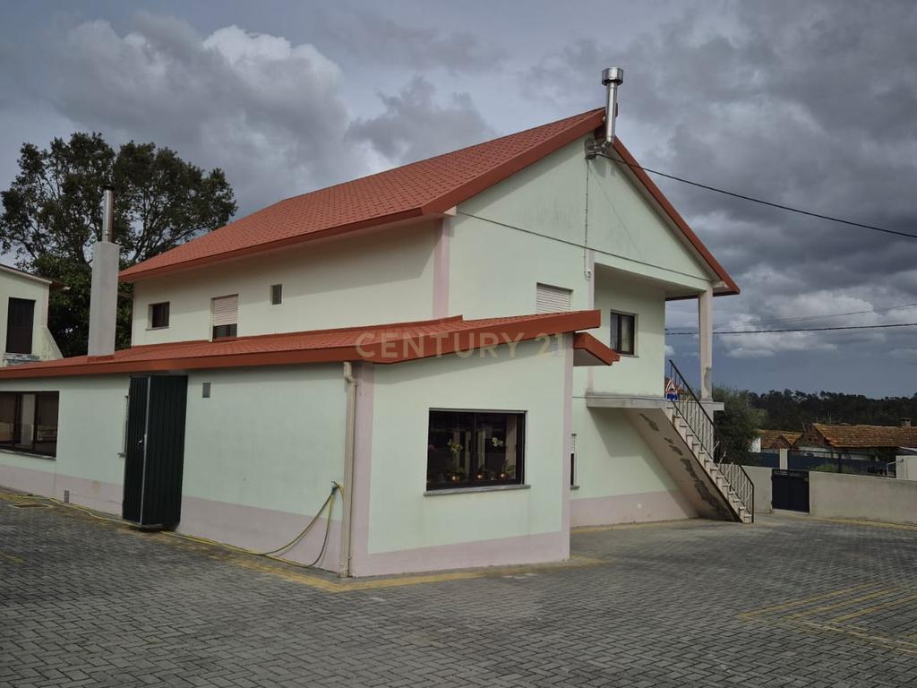 Espetacular Moradia T4 com Jardim e Vista Panorâmica em Pombal - Image 21