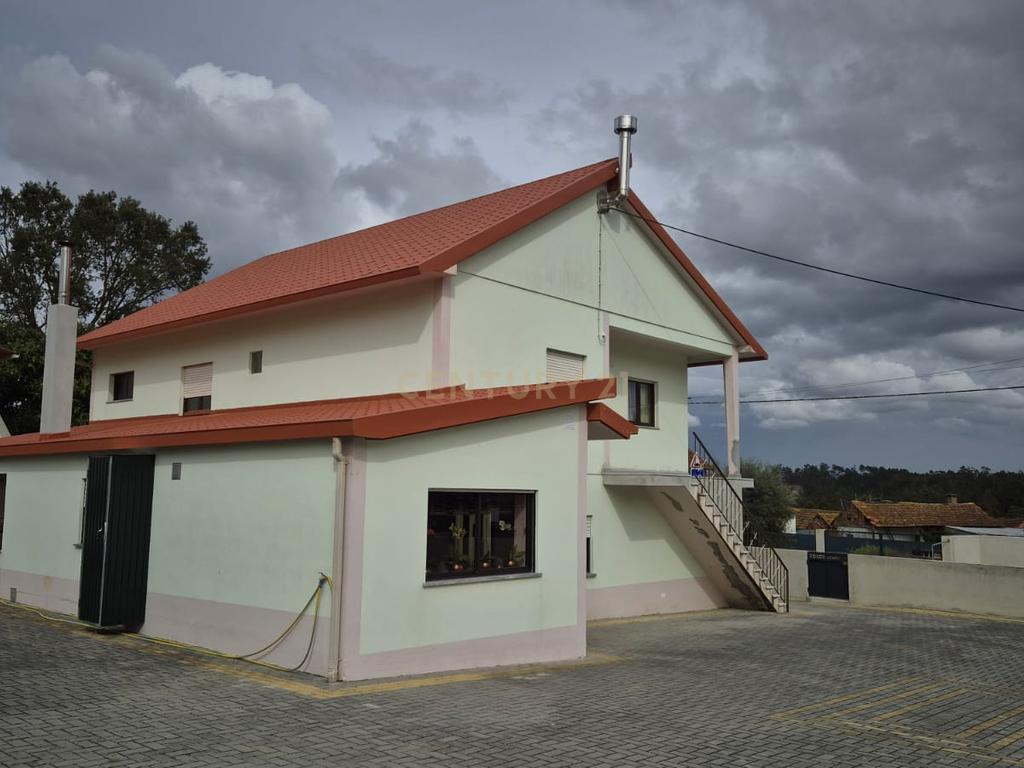 Espetacular Moradia T4 com Jardim e Vista Panorâmica em Pombal - Image 2