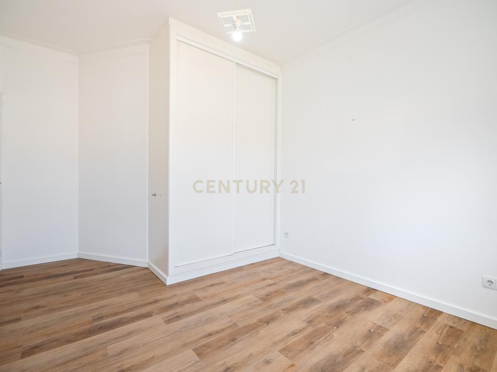 NÃO PERCA ESTA GRANDE OPORTUNIDADE! FANTÁSTICO APARTAMENTO T2 ESPAÇOSO TOTALMENTE REMODELADO MUITO BEM LOCALIZADO PRÓXIMO DE TODAS AS COMODIDADES E SERVIÇOS NO CENTRO DE PORTIMÃO E A POUCOS MINUTOS DAS PRAIAS! - Image 13