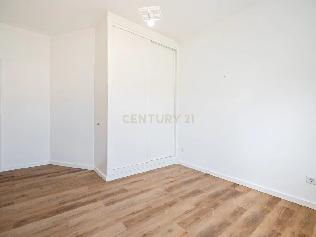 NÃO PERCA ESTA GRANDE OPORTUNIDADE! FANTÁSTICO APARTAMENTO T2 ESPAÇOSO TOTALMENTE REMODELADO MUITO BEM LOCALIZADO PRÓXIMO DE TODAS AS COMODIDADES E SERVIÇOS NO CENTRO DE PORTIMÃO E A POUCOS MINUTOS DAS PRAIAS! - Image 13