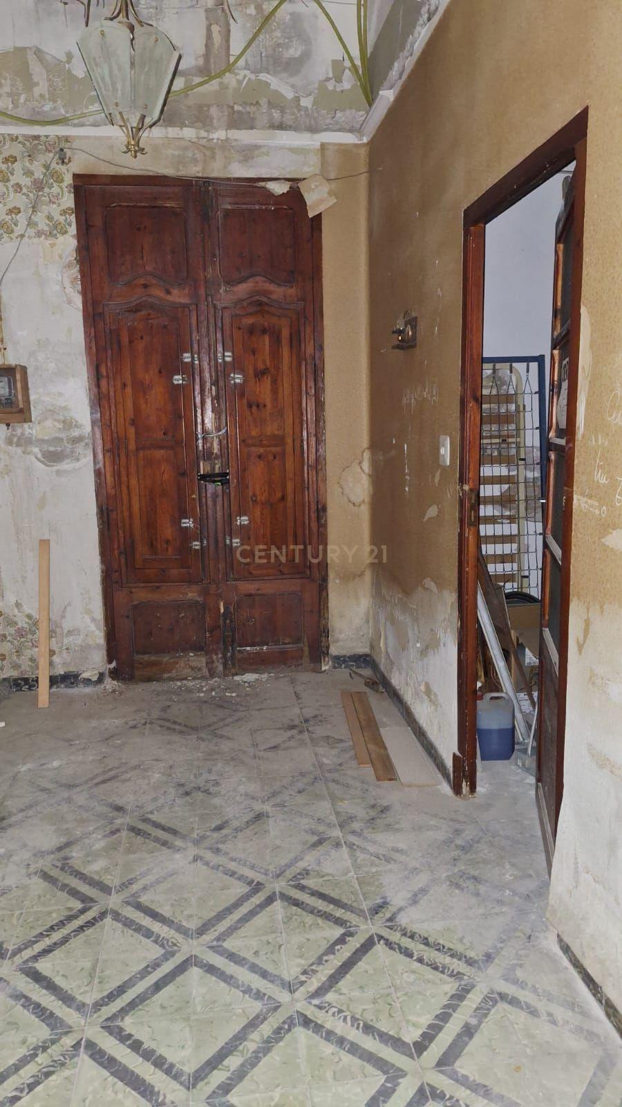 Moradia original para renovar em Benetússer – Localização privilegiada e sem risco de inundação! - Image 8