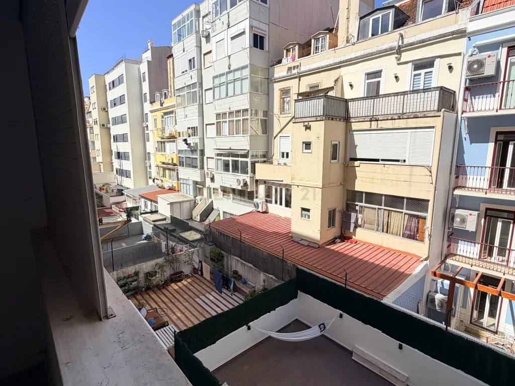 Apartamento T2 renovado em Lisboa com varanda - Image 11
