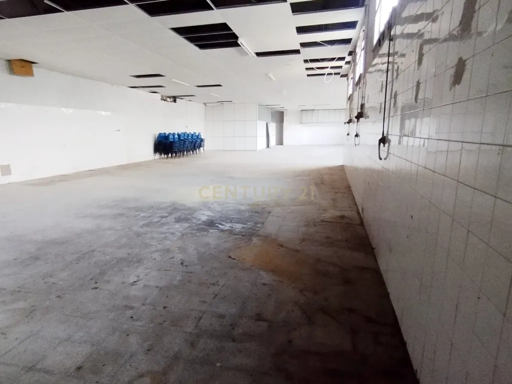 Armazém com 944 m² junto à estação de comboios de Tomar - Image 17