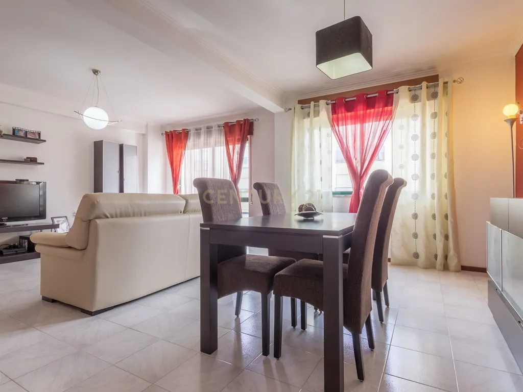 Apartamento T4 transformado em T3, na Baixa da Banheira com boa exposição solar - Image 5