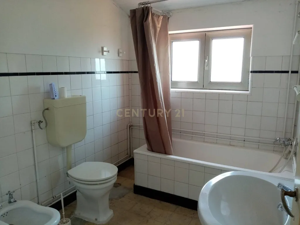 Apartamento T3+1 com logradouro e estacionamento privativos e sótão independente rentabilizado – Bairro Norton de Matos - Coimbra - Image 39