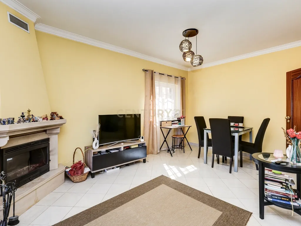 Andar de Moradia T2 com espaço exterior - Image 20