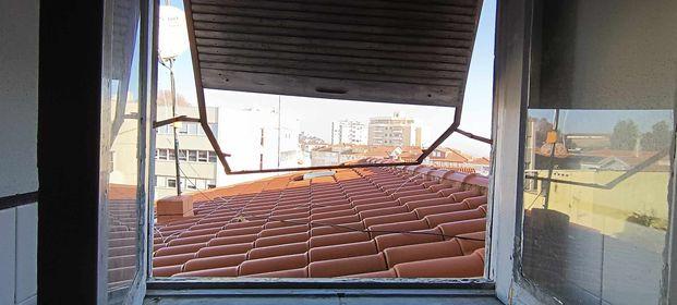 Edifício T4 em Chaves com Luz Natural e Varanda - Image 26