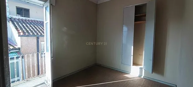 Edifício T4 em Chaves com Luz Natural e Varanda - Image 31
