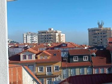 Edifício T4 em Chaves com Luz Natural e Varanda - Image 36