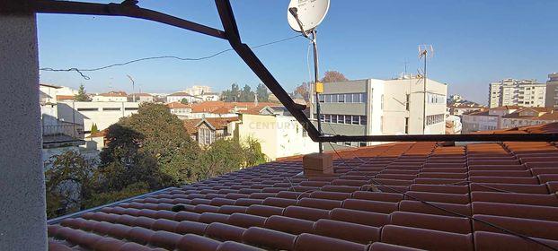 Edifício T4 em Chaves com Luz Natural e Varanda - Image 24