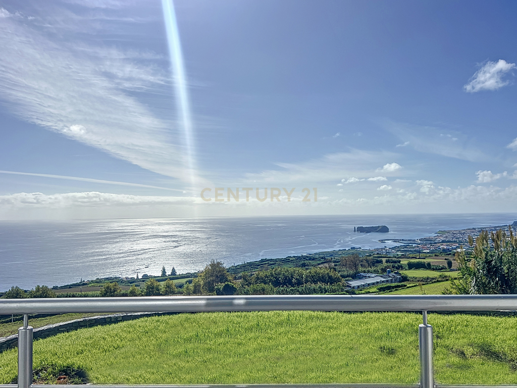 Moradia Nova com Vista Inigualável para o Ilhéu de Vila Franca do Campo e o Mar! - Image 2