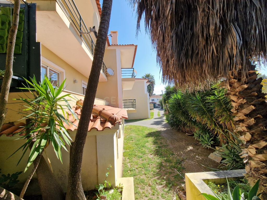 Moradia T3 em banda na Rua Josefina Silva, Aldeia de Juzo, Cascais - Image 11