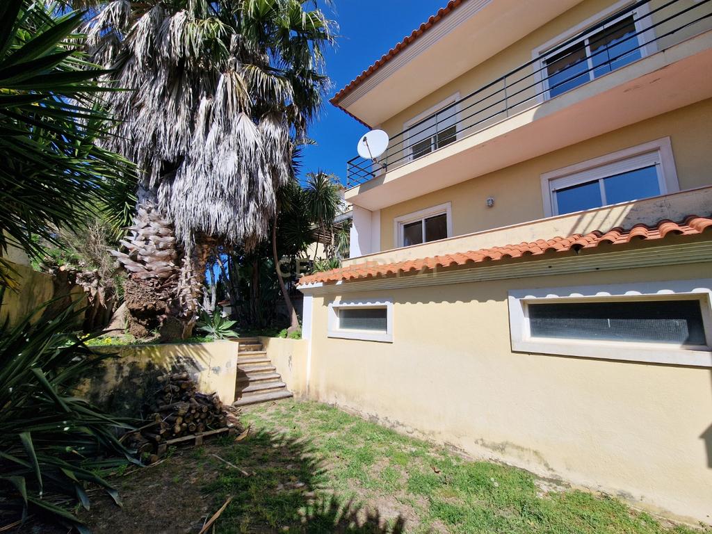 Moradia T3 em banda na Rua Josefina Silva, Aldeia de Juzo, Cascais - Image 1