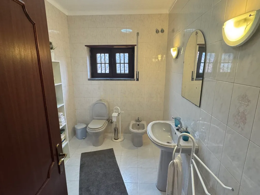Espetacular Moradia T4 com Jardim e Vista Campestre em Alenquer - Image 30