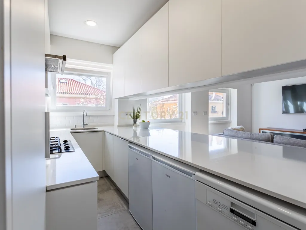 Apartamento T2 transformado em T3 com charme único em Alvalade - Image 7