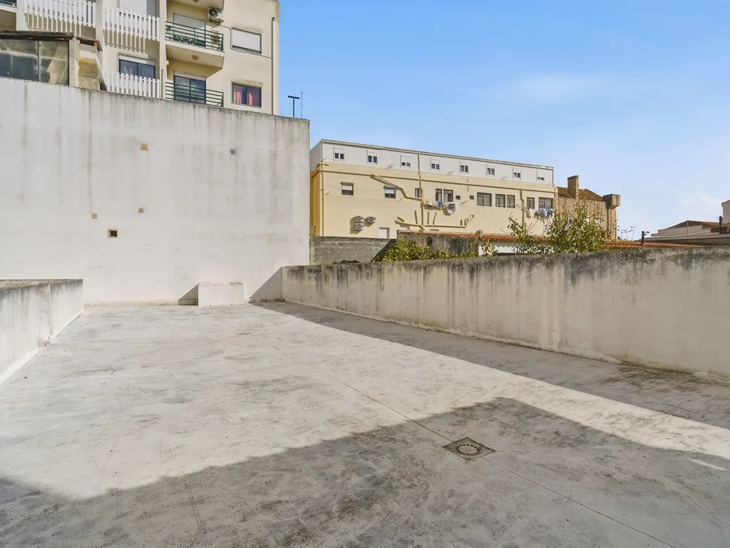 Apartamento T3 com terraço e churrasqueira – Merceana, Alenquer - Image 32