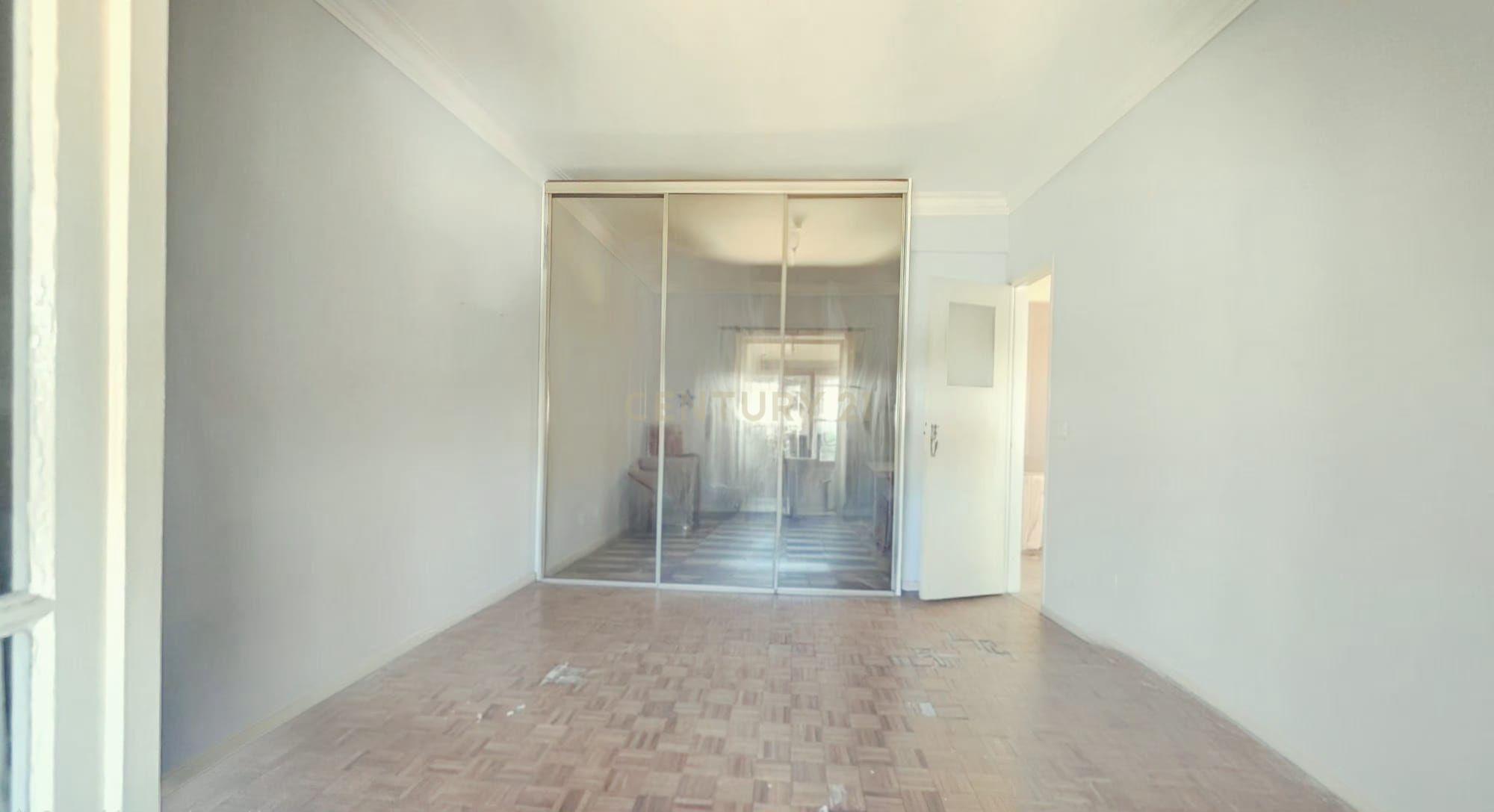 Fotografia 9 de Apartamento T2 com 90 m² e varanda, a 1 minuto das Portas de Benfica — Excelente potencial