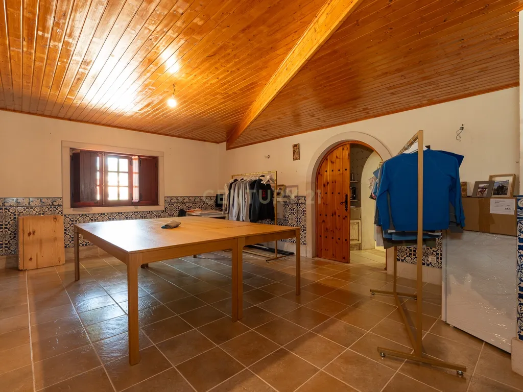 Fabulosa Quinta com lote de terreno de 22.381 m2, onde se encontra inserida uma moradia composta por dois pisos, com uma área bruta de 623 m2, uma área útil de 304 m2 e uma área bruta dependente de 319 m2, localizada em Santo Isidro de Pegões, na zona de Pegões, a pouca distância das belas praias de Setúbal. - Image 80