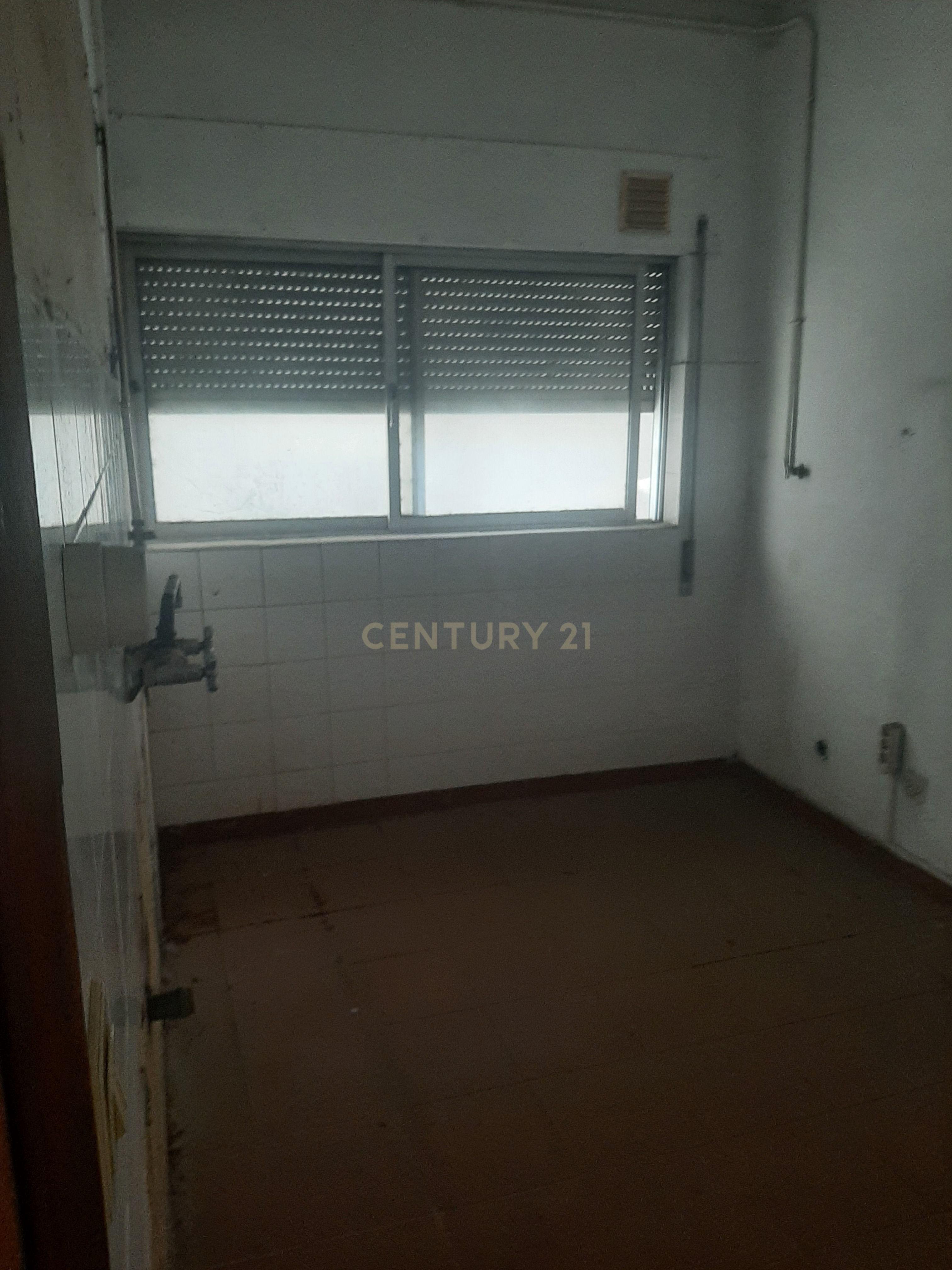 Fotografia 5 de Andar de prédio com 6 divisões, 3 WC, com afetação a serviços / escritórios junto ao rio Douro