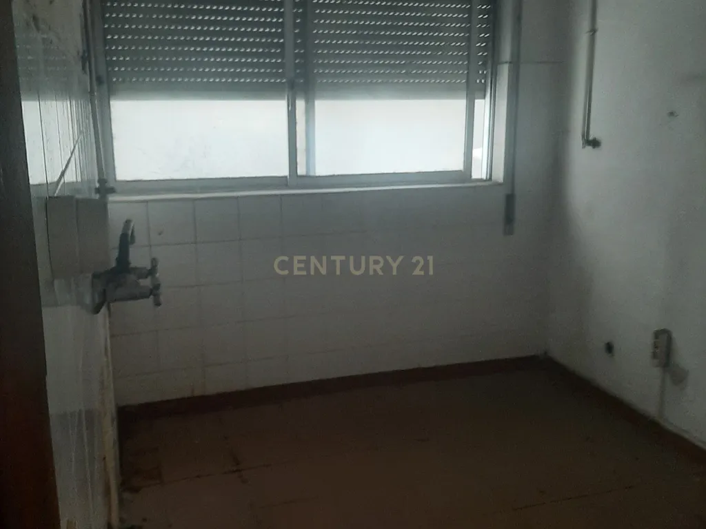 Andar de prédio com 6 divisões, 3 WC, com afetação a serviços / escritórios junto ao rio Douro - Image 5